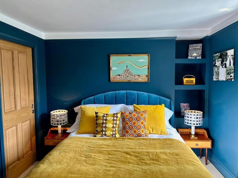 Stylish Retro Hotel Room Above Pub Shepton Mallet Exterior photo