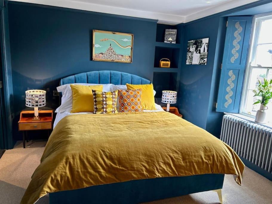 Stylish Retro Hotel Room Above Pub Shepton Mallet Exterior photo